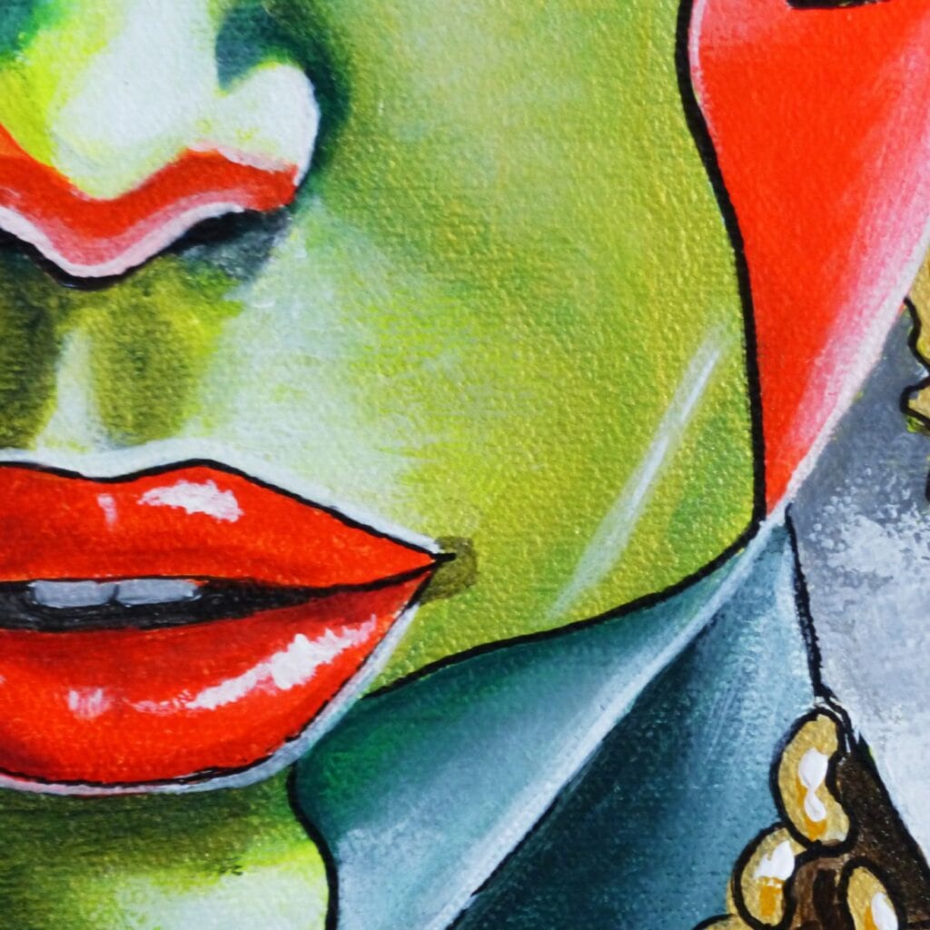 Détail de la bouche orangée. Une teinte verte iridescente sur la joue avec un aplat de couleur orange. Des lignes noires et blanches qui délimitent les diverses nuances de couleur.