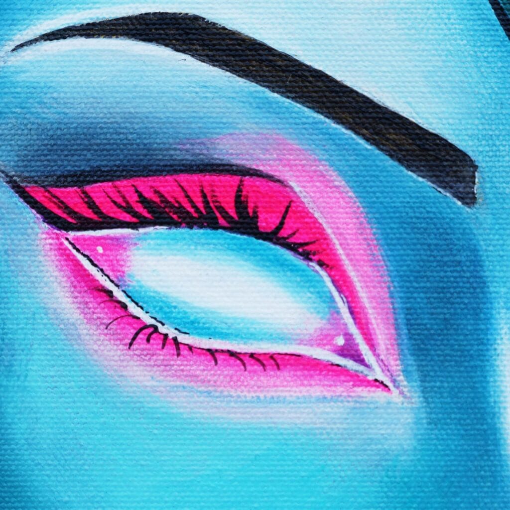 Détail de l'œil blanc lumineux, et son tour rose, la peau bleue, le sourcil noir.