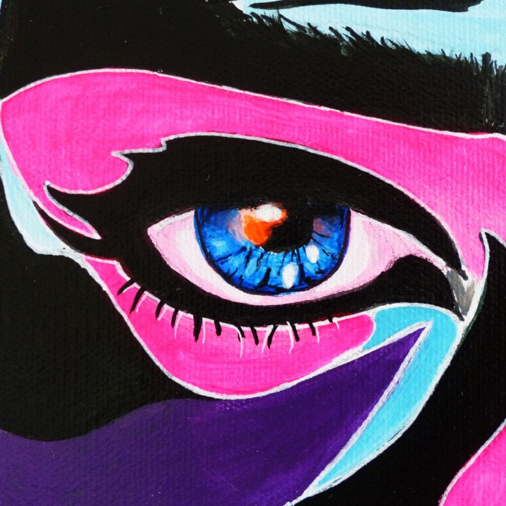 Détail de l'oeil, une pupille bleue avec des zones noires, roses, mauves et bleues qui s'entremêlent. Des lignes blanches marquent la frontière de chaque couleur.