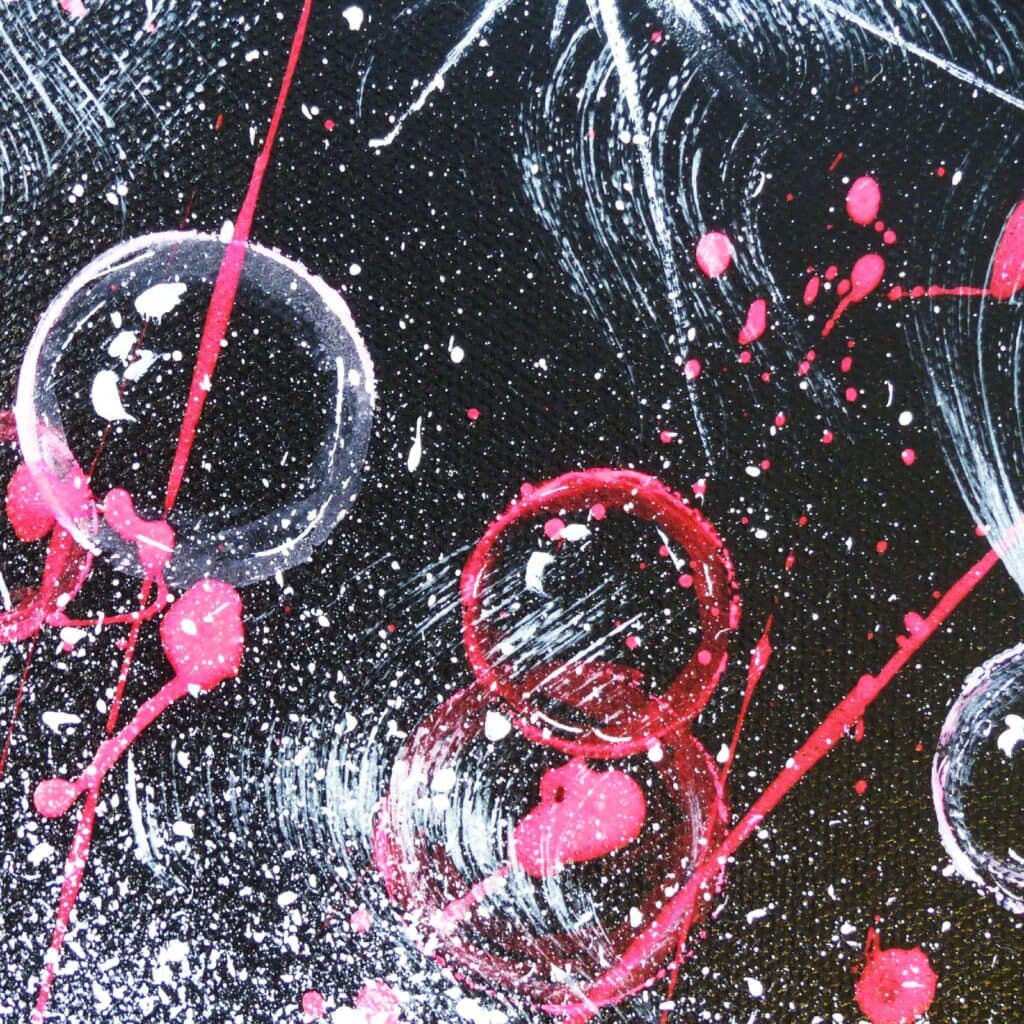 Bulles blanches et roses sur un fond noir, avec des éclaboussures roses blanches, des mouchetés blanches et des coups de traits de pinceau blanc.