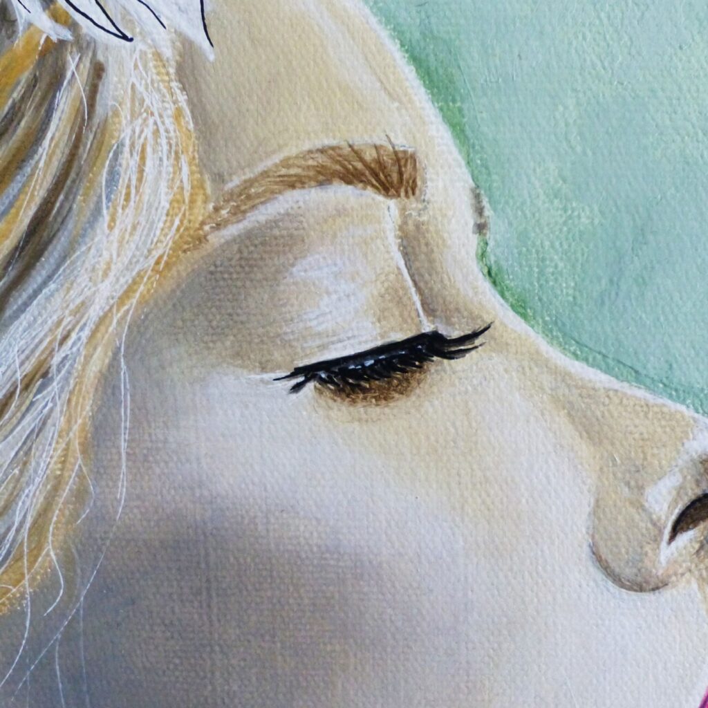 Détail de l'œil fermé, une partie du nez, le haut de la joue couleur marron beige. Une partie des cheveux de couleur marron doré avec quelques traits blancs fins. Une partie du fond vert clair.